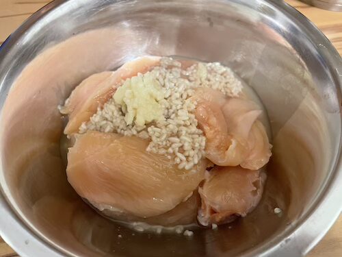鶏胸肉と塩麹、ニンニクを漬け込むところ