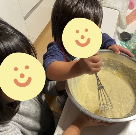 ベーキングする娘たち
