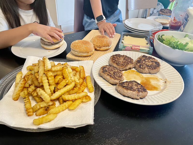 手作りハンバーガーを自分たちで挟むところ