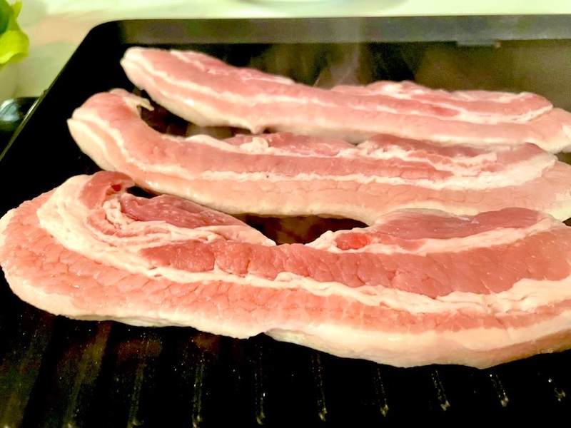 キッチンバサミで皮だけ切り落とした豚肉