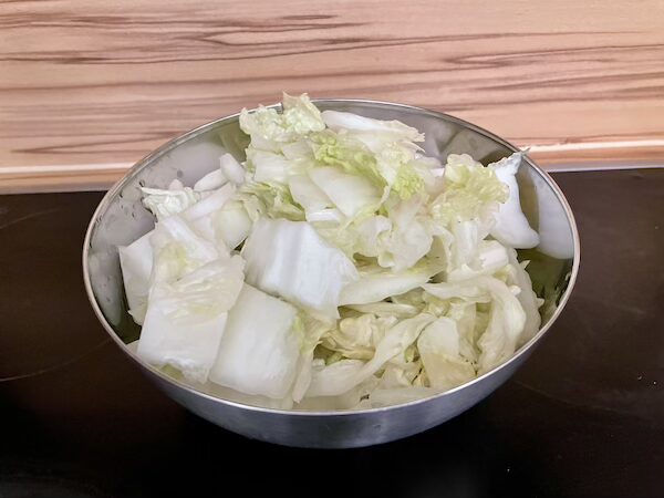 塩漬けして水気を切った白菜