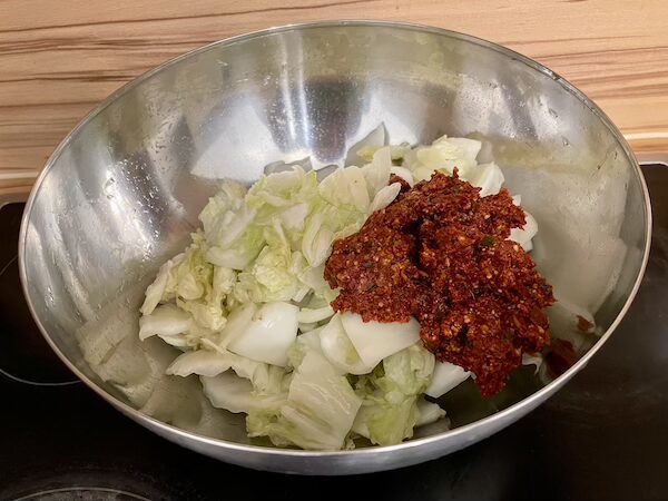 塩漬けした白菜とキムチペースト